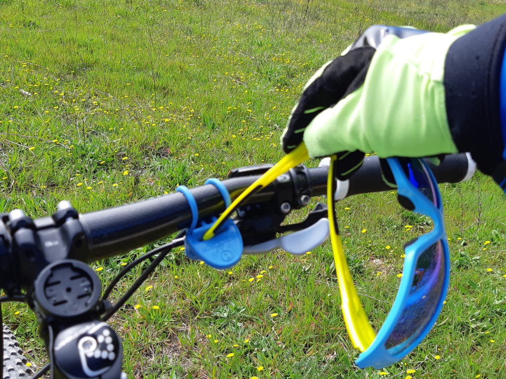 Le porte lunette de vélo Kololulu pertmet de poser ses lunettes devant soi sur le guidon